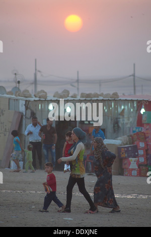 Domuz, Duhok Provinz - Nordirak (Irakisch-Kurdistan) - domuz Flüchtlinge Camp, eine Familie zu Fuß in das Lager bei Sonnenuntergang Stockfoto