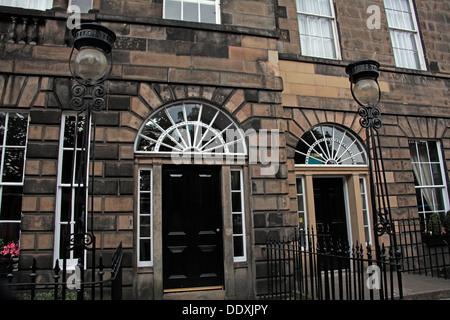 Gebäude von New Town von Edinburgh, klassische Architektur, Straßenlaternen, Lothian, Schottland, Großbritannien Stockfoto