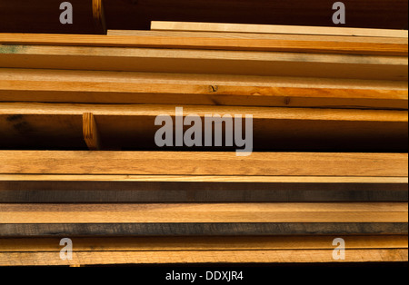 Verschiedene Bretter Holz gestapelt in Regalen in einem Workshop Holzbearbeitung. Das Holz ist Eiche in verschiedenen Stadien des Alterns Stockfoto