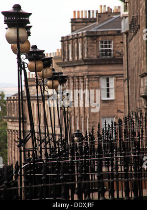 Gebäude von New Town von Edinburgh, klassische Architektur, Straßenlaternen, Lothian, Schottland, Großbritannien Stockfoto