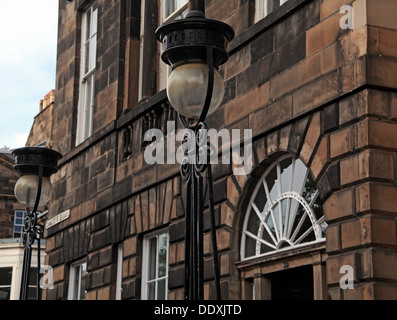 Gebäude von New Town von Edinburgh, klassische Architektur, Straßenlaternen, Lothian, Schottland, Großbritannien Stockfoto