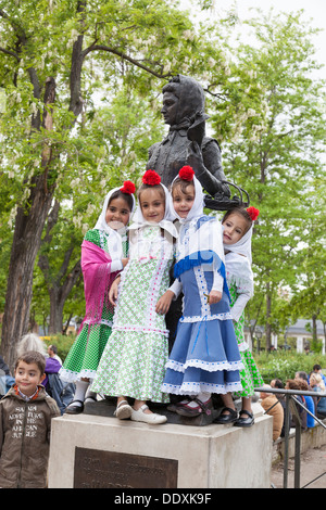 Mädchen, verkleidet als Chulapas auf dem Festival von San Isidro in Las Vistillas Park darstellen Stockfoto