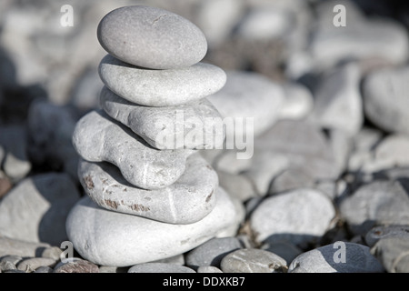 Turm aus grauen Küsten Steinen Stockfoto