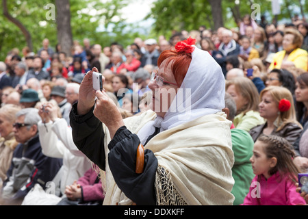 Frau, gekleidet wie ein Chulapa auf dem Festival von San Isidro in Las Vistillas Park Stockfoto