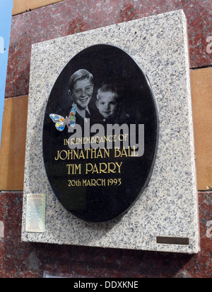 Gedenkplakette für Jonathon Ball und Tim Parry, Kinder, die Opfer der IRA-Bombe in Warrington 20/03/1993, Cheshire, Großbritannien (Replacement Memorial) Stockfoto