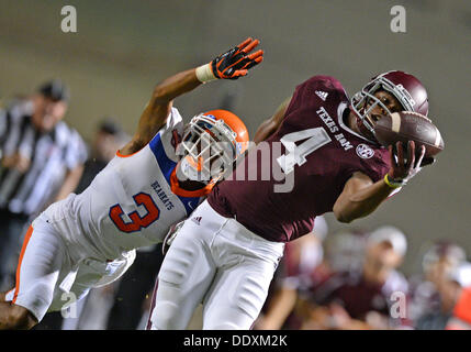 College Station, Texas, USA. 8. September 2013. 7. September 2013 - College Station, Texas, USA - 7. September 2013: Texas A & M Aggies Wide Receiver Ja'Quay Williams (4) fängt den Ball auf den Fingerspitzen gegen Sam Houston State Bearkats defensive zurück Shelby Davis (3) während der NCAA Football-Spiel zwischen der Sam Houston State University Bearkats und die Texas A & M Universität Aggies Kyle Field-Stadion in College Station , Texas. Texas A & M gewinnt gegen Sam Houston State, 65-28. © Csm/Alamy Live-Nachrichten Stockfoto