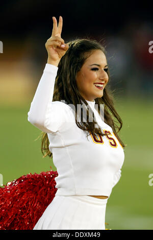 Los Angeles, USA. 7. September 2013. USC Trojans Cheerleader in Aktion während der NCAA Football-Spiel zwischen den USC Trojans und die Washington State Cougars am Kolosseum in Los Angeles, California.Charles Baus/CSM/Alamy Live News Stockfoto