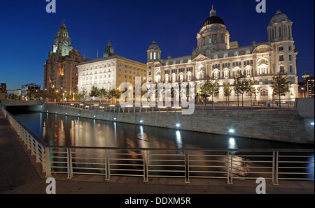 Pier Head drei Grazien bei Nacht Liverpool Merseyside England UK Stockfoto