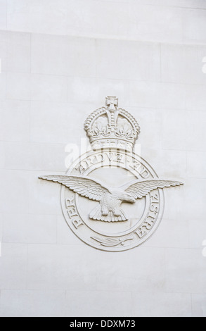 RAF Bomber Command Gedenkstätte, Green Park, London, England - Inschrift "Pro Ardua Ad Astra" Stockfoto