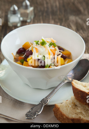 Schwarze Bohnen Chili mit Herbst Gemüse Stockfoto