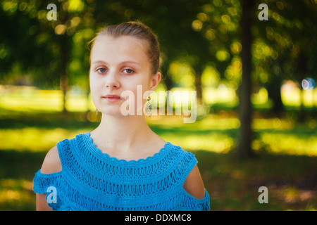 Closeup Portrait schöne junge Mädchen in blaue Strickkleid im Outdoor-park Stockfoto