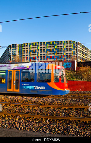 Ein Supertram vorbei Park Hill Komplex in Sheffield South Yorkshire UK Stockfoto