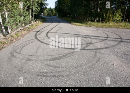 Bremsspuren auf der Straße, Finnland Stockfoto