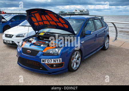 Blauen Ford Focus St-RS mit unter Motorhaube verkleiden sich Kit auf Blackpool Promenade, UK Blackpool Ford Tag Show 2013. Stockfoto