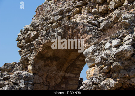 Ein Torbogen in den Ruinen der Stadt Aptera in Nord Kreta. Stockfoto