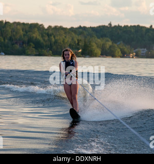 Mädchen-Wasserski in einer Lake, Lake Of The Woods, Keewatin, Ontario, Kanada Stockfoto