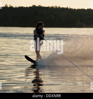 Mädchen-Wasserski in einer Lake, Lake Of The Woods, Keewatin, Ontario, Kanada Stockfoto