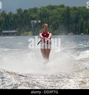 Mädchen-Wasserski in einer Lake, Lake Of The Woods, Keewatin, Ontario, Kanada Stockfoto