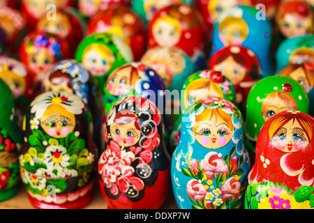 Bunte russische Verschachtelung Puppen Matreshka auf dem Markt. Matrioshka Nesting Dolls sind die beliebtesten Souvenirs aus Russland. Stockfoto