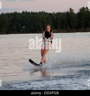 Mädchen-Wasserski in einer Lake, Lake Of The Woods, Keewatin, Ontario, Kanada Stockfoto