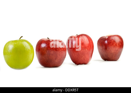 Reife rote Äpfel und einen grünen Apfel, isoliert auf weiss Stockfoto