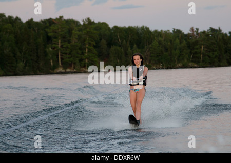 Mädchen-Wasserski in einer Lake, Lake Of The Woods, Keewatin, Ontario, Kanada Stockfoto