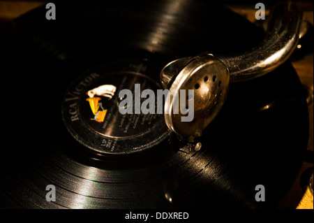 Antikes Grammophon Plattenspieler spielen eine RCA Victor-Aufzeichnungen Stockfoto