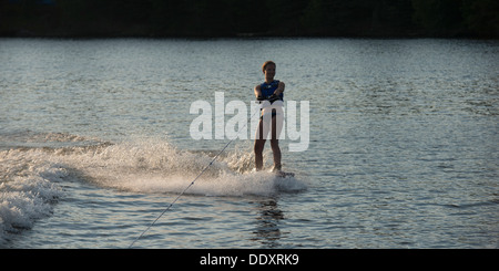 Mädchen-Wasserski in einer Lake, Lake Of The Woods, Keewatin, Ontario, Kanada Stockfoto