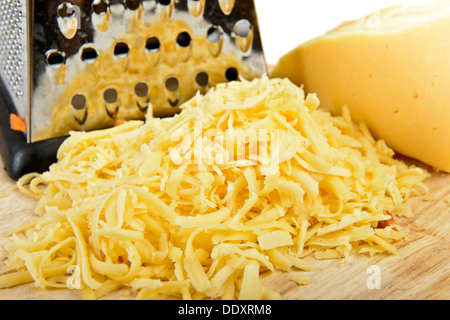 Geriebenen Käse auf ein Schneidebrett Stockfoto