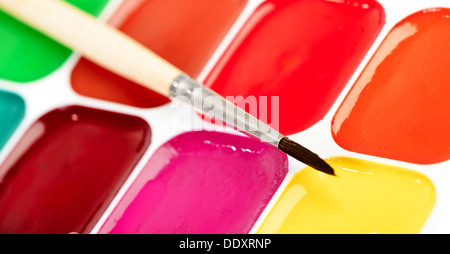 Schule Box mit Farben und Pinsel Makro Stockfoto