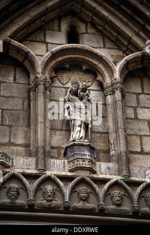 Ornamente über dem Haupteingang, die Kirche Santa Maria del Pi, Barcelona, Spanien, 2007. Künstler: Samuel Magál Stockfoto