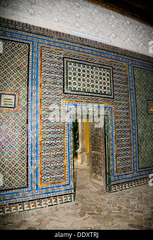 Wänden dekoriert mit bunten Azulejo-Fliesen und Stuck, Haus des Pilatus, Sevilla, Spanien, 2007. Künstler: Samuel Magál Stockfoto