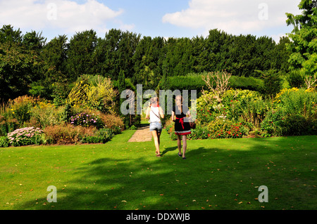 Zwei junge Frauen, die zu Fuß in Fellows Garten, Clare College in Cambridge, UK Stockfoto