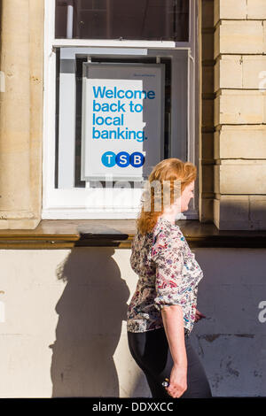 Aberystwyth, Großbritannien. 9. September 2013. Ein Zweig der TSB (Trustee Savings Bank) am ersten Tag von seiner neuen Inkarnation haben vom übergeordneten LloydsTSB als Bedingung für die Bank Bail-Out abgespalten wurde.   Terrace Road, Aberystwyth Wales UK, 9. September 2013 Bildnachweis: Keith Morris/Alamy Live-Nachrichten Stockfoto