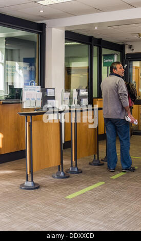 Aberystwyth, Großbritannien. 9. September 2013. Ein Zweig der TSB (Trustee Savings Bank) am ersten Tag von seiner neuen Inkarnation haben vom übergeordneten LloydsTSB als Bedingung für die Bank Bail-Out abgespalten wurde.   Terrace Road, Aberystwyth Wales UK, 9. September 2013 Bildnachweis: Keith Morris/Alamy Live-Nachrichten Stockfoto