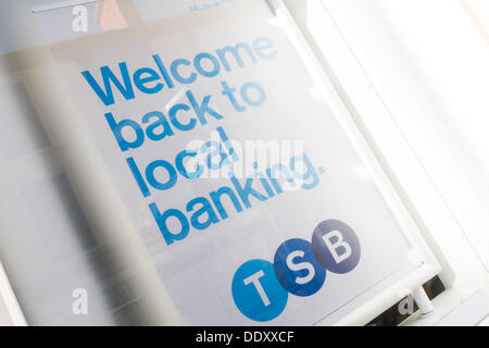 Aberystwyth, Großbritannien. 9. September 2013. Ein Zweig der TSB (Trustee Savings Bank) am ersten Tag von seiner neuen Inkarnation haben vom übergeordneten LloydsTSB als Bedingung für die Bank Bail-Out abgespalten wurde.   Terrace Road, Aberystwyth Wales UK, 9. September 2013 Bildnachweis: Keith Morris/Alamy Live-Nachrichten Stockfoto