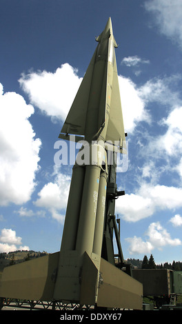 Rakete mit militärischen explosiven Sprengkopf für den Krieg und blauer Himmel Stockfoto