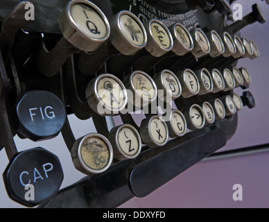 Alte klassische viktorianische Schreibmaschine Maschine. Schwarz mit Elfenbein-Tasten Stockfoto