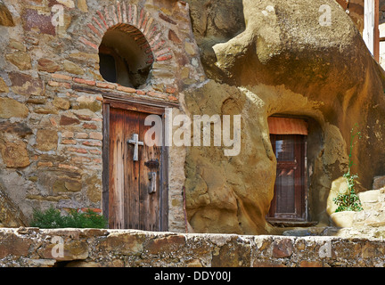 Kreuz an Wodden Tür in David Gareja, Fels gehauene georgische orthodoxe Klosterkomplex, Georgien Stockfoto