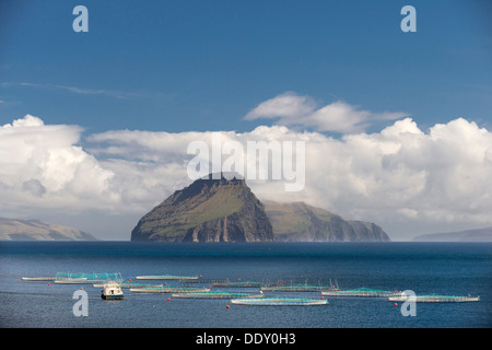 Fischzucht, Wolken und Meer vor die kleinste bewohnte Insel der Färöer Stockfoto