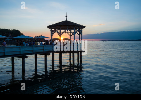 Pavillon mit Bar auf dem Bodensee bei Sonnenuntergang Stockfoto