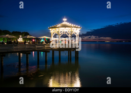 Pavillon mit Bar auf dem Bodensee am Abend Stockfoto