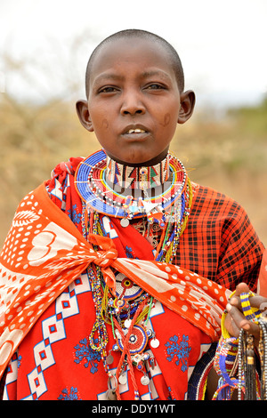 Massai Frau trägt Tracht Stockfoto