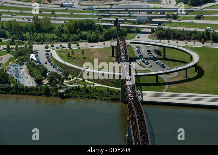 Luftaufnahme Louisville Riverwalk, Big Four Brücke, Louisville, Kentucky Stockfoto