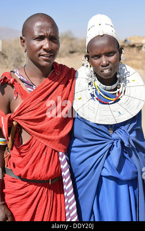 Maasai Mann und eine Frau tragen traditionelle Kleidung Stockfoto