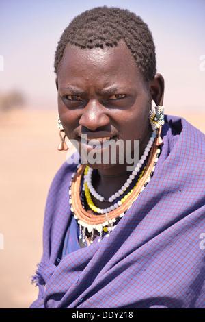 Maasai Mann tragen traditionelle Kleidung Stockfoto