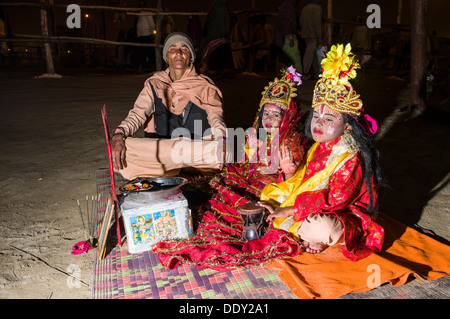 Kinder, verkleidet als Göttinnen, während Kumbha Mela Stockfoto