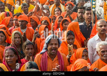 Prozession von Gläubigen während Kumbha Mela in Orange gekleidet Stockfoto