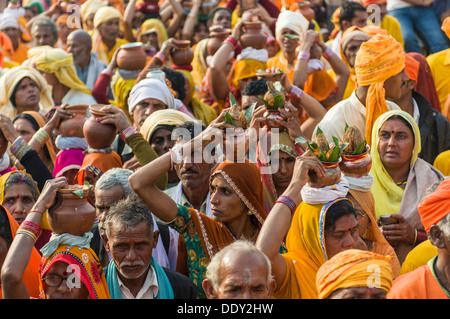 Prozession von Gläubigen während Kumbha Mela Stockfoto