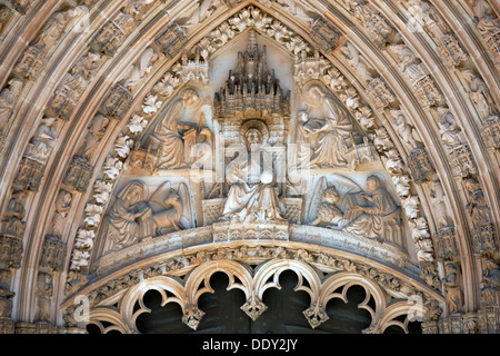 Detail des Hauptportals mit Tympanon und Archivolte, Kloster von Batalha, Batalha, Portugal, 2009. Künstler: Samuel Magál Stockfoto